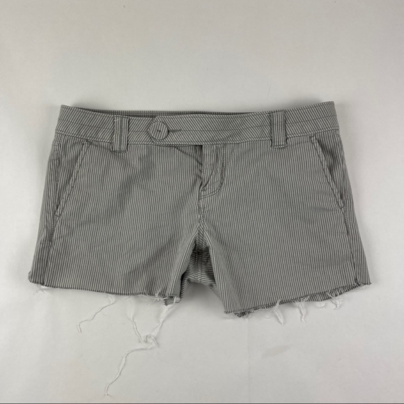 Fossil Shorts Womens Size 8 Gray Pinstriped Flat Front Cut Off - Picture 1 of 8